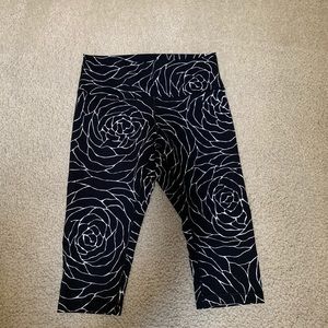 Lululemon | High Waisted Knee Length | Size 10